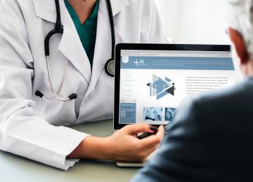 detalle médico durante una consulta a paciente